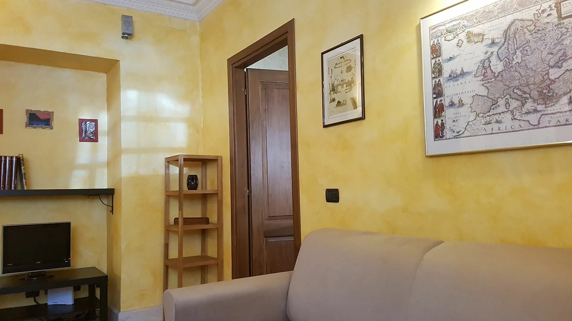 Επικοινωνία με το Colosseum Flat